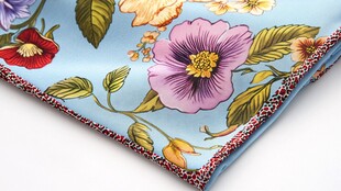 花卉图案的精美蓝色丝巾