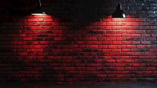 红墙双灯营造独特氛围