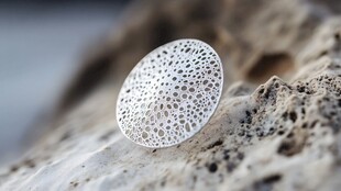 镂空银戒指 精致独特设计