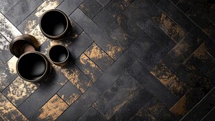 黑金瓷砖上的雅致器皿