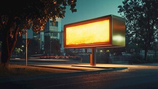 夜幕下的城市发光广告牌