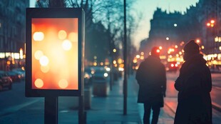 黄昏街头的行人与发光灯箱