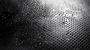 金属网面水珠特写