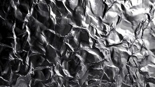 皱巴巴的银色铝箔纹理