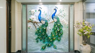 双孔雀玻璃壁画 玄关美景
