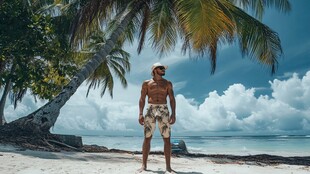 海滩上的赤膊男子与椰树