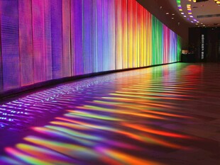绚丽彩虹墙下的光影世界