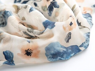 印花丝巾的优雅质感