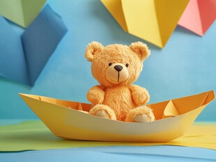 小熊乘纸船的梦幻场景