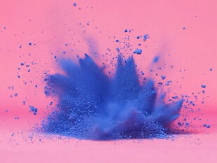 蓝色粉末在粉色背景中爆炸