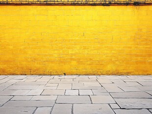黄色砖墙下的石板地面