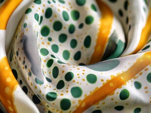 黄绿波点印花丝绸面料