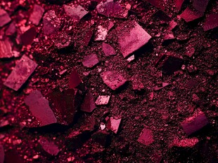 碎末状紫红色眼影特写