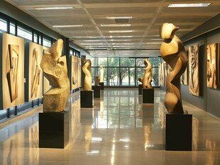 艺术展厅中的雕塑与画作