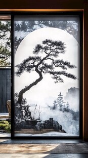 中式屏风上的水墨松树景