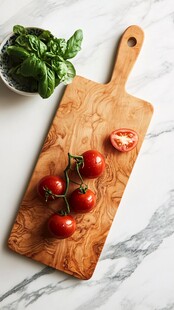 砧板上的新鲜蔬果组合