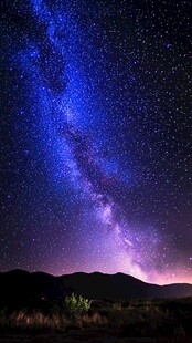 璀璨星河下的静谧山川