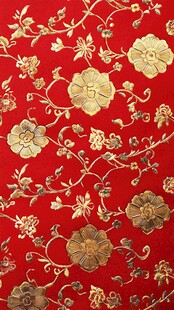 中式红底金绣花卉图案