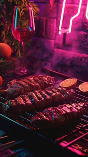 霓虹下的烤肉与美酒盛宴