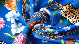 蓝底印花豹纹丝巾特写