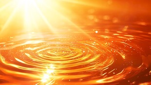 金色波光粼粼的水面涟漪