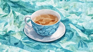 蓝花瓷杯中的温馨茶饮