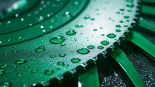翠绿齿轮上的晶莹水珠
