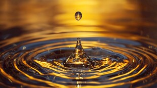 水滴入水面的绚丽瞬间