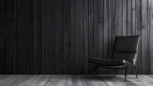 木质墙边的简约黑色座椅