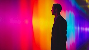 光影中的男子剪影