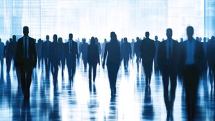 商务人士群体的前行身影