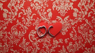 红心旁的金属爱心饰品