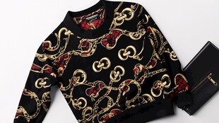 奢华印花卫衣搭配黑色手包