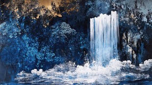 梦幻蓝色瀑布森林景观