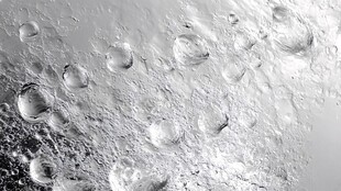 月球表面坑洼地貌景观