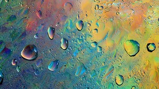 彩色水面上的晶莹水滴