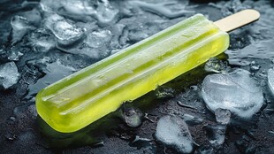 绿色冰棒置于碎冰之上