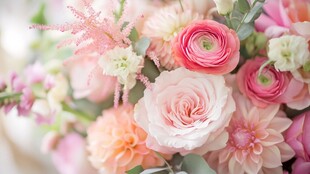 浪漫粉色系鲜花花束