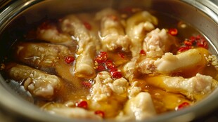 香辣凤爪炖煮中