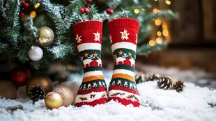 圣诞树下的可爱针织袜