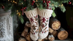 圣诞装饰 挂在树旁的针织袜