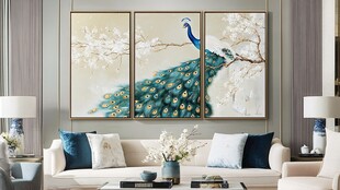 孔雀三联画装饰温馨客厅