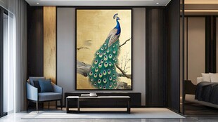 客厅中优雅孔雀装饰画