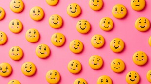 粉色背景上的笑脸表情符号
