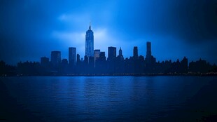 夜幕下的城市天际线剪影