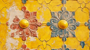 复古黄墙精美花纹装饰