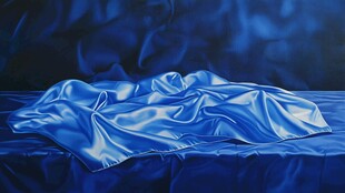 蓝色绸缎布料特写