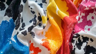 多彩泼墨风印染布料展示