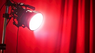 舞台聚光灯闪耀红幕前