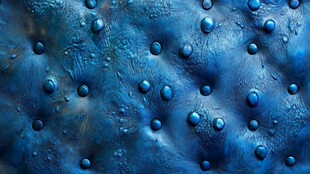 蓝色皮革纹理上的水珠